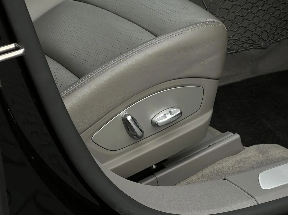 4.8 4S, PANORAMADAK, LUCHTVERING, SPORTCHRONO, BOSE, SPORTUITLAAT, NAVIGATIE, DODEHOEK, MEMORY, CRUISE CONTROL, CLIMATE CONTROL, STOELVERWARMING, LICHTMETAAL 20"