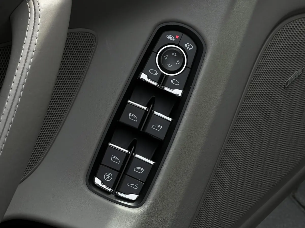 4.8 4S, PANORAMADAK, LUCHTVERING, SPORTCHRONO, BOSE, SPORTUITLAAT, NAVIGATIE, DODEHOEK, MEMORY, CRUISE CONTROL, CLIMATE CONTROL, STOELVERWARMING, LICHTMETAAL 20"