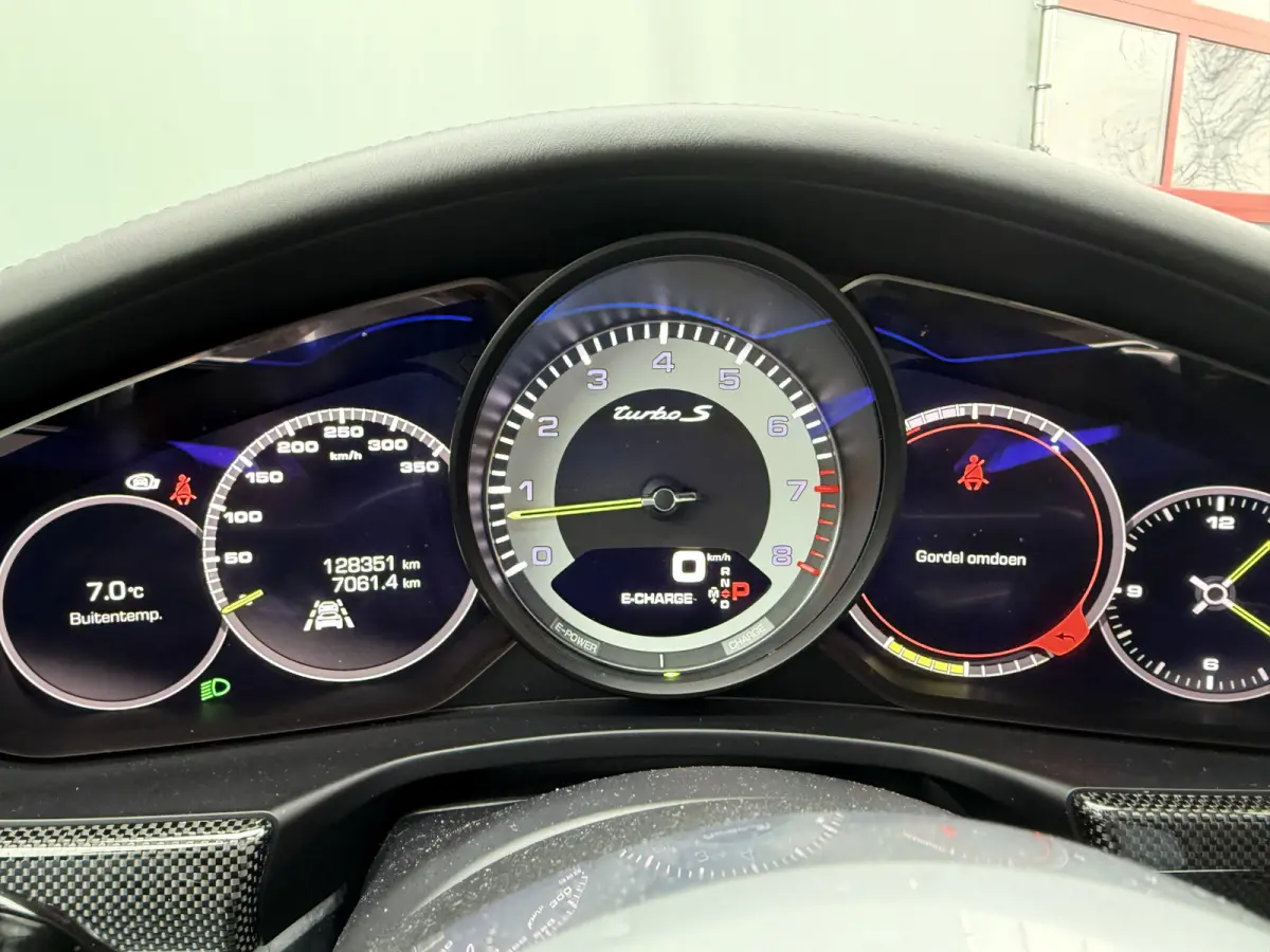BWJ 2018 4.0 Turbo 680 PK S E-Hybrid PANORAMADAK | SPORTCHRONO | KERAMISCHE REMSCHIJVEN | STOELKOELING/STOELVERWARMING | MEMORYSTOELEN | PDLS LED KOPLAMPEN |