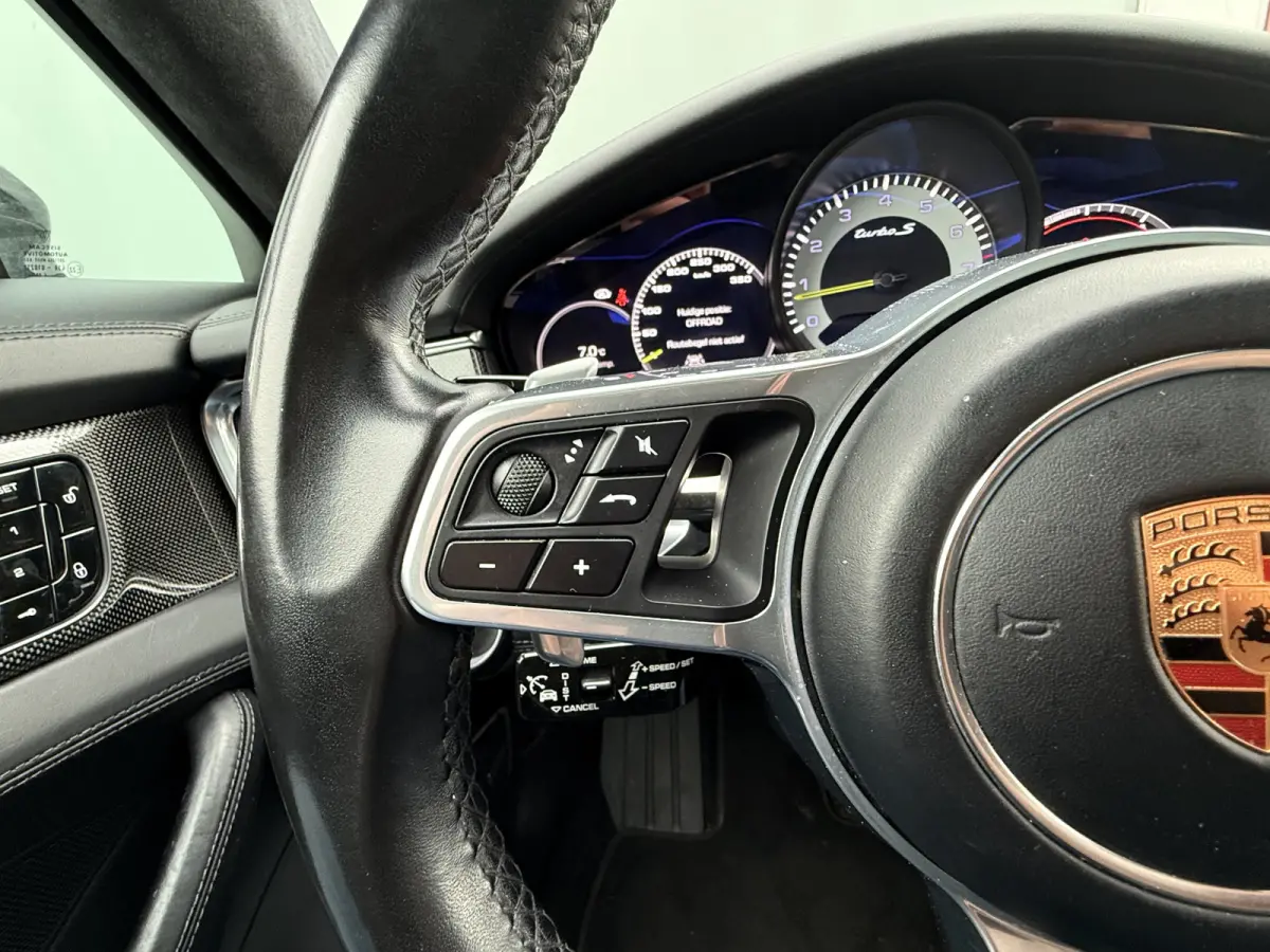 BWJ 2018 4.0 Turbo 680 PK S E-Hybrid PANORAMADAK | SPORTCHRONO | KERAMISCHE REMSCHIJVEN | STOELKOELING/STOELVERWARMING | MEMORYSTOELEN | PDLS LED KOPLAMPEN |