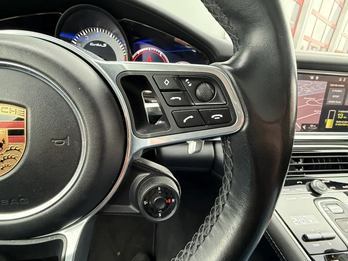 BWJ 2018 4.0 Turbo 680 PK S E-Hybrid PANORAMADAK | SPORTCHRONO | KERAMISCHE REMSCHIJVEN | STOELKOELING/STOELVERWARMING | MEMORYSTOELEN | PDLS LED KOPLAMPEN |