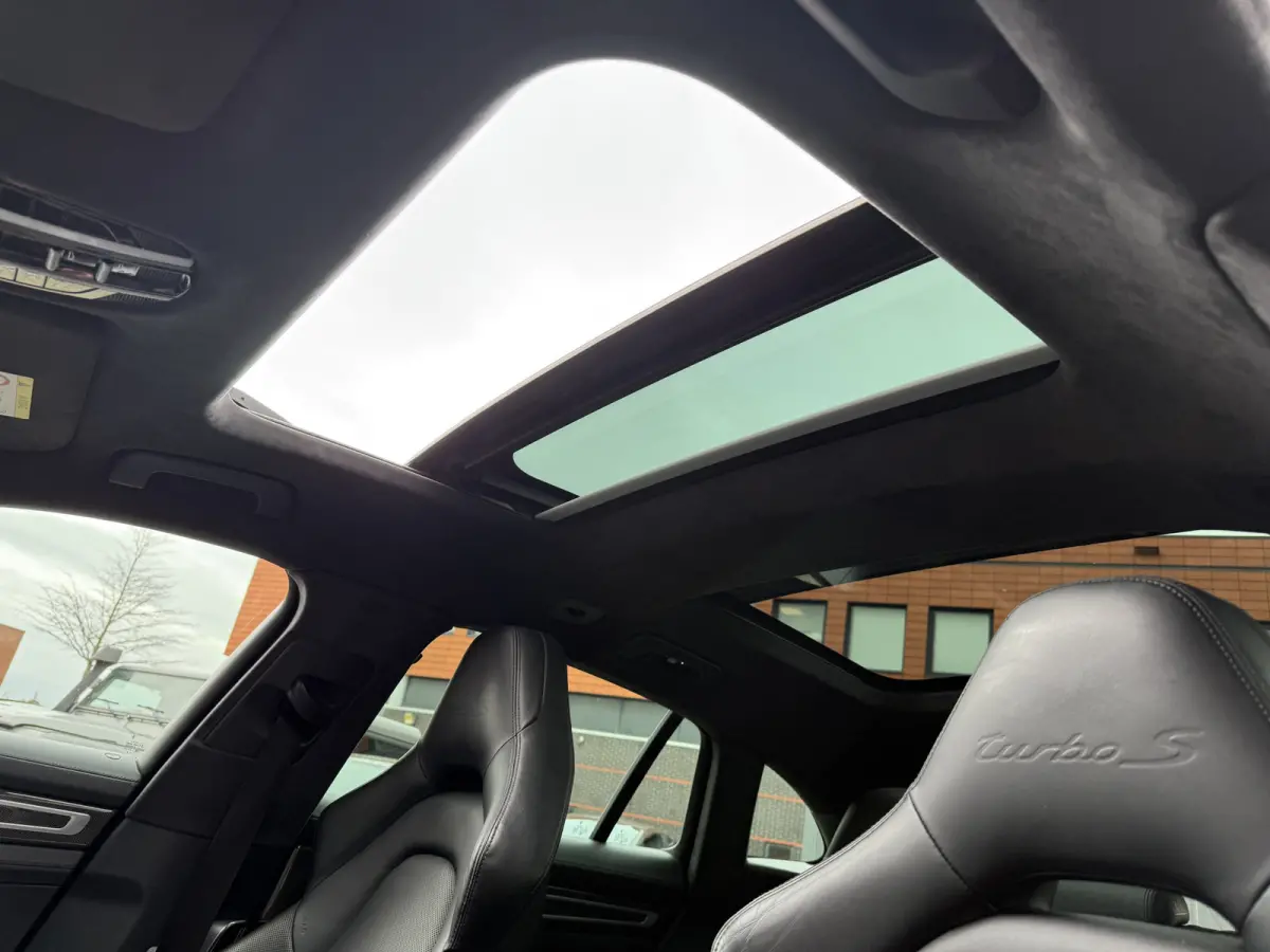BWJ 2018 4.0 Turbo 680 PK S E-Hybrid PANORAMADAK | SPORTCHRONO | KERAMISCHE REMSCHIJVEN | STOELKOELING/STOELVERWARMING | MEMORYSTOELEN | PDLS LED KOPLAMPEN |