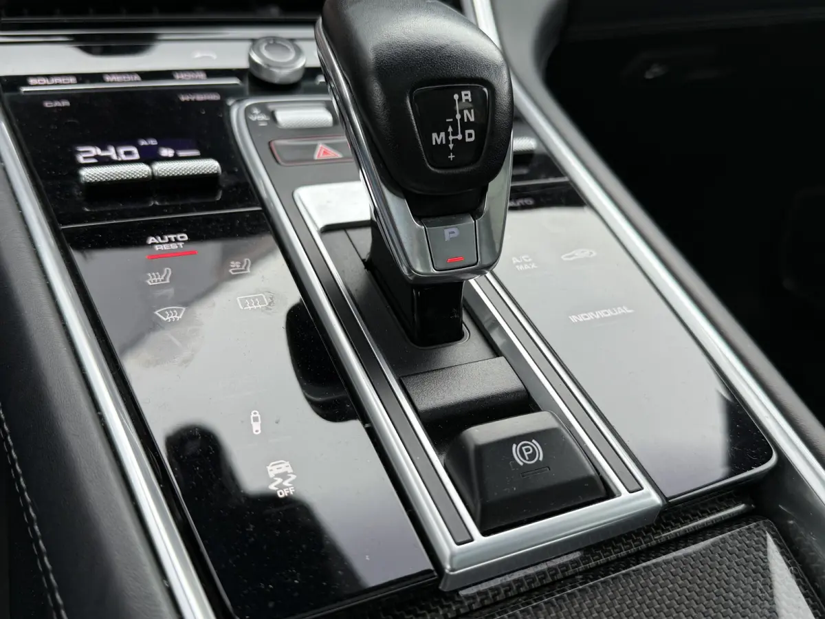 BWJ 2018 4.0 Turbo 680 PK S E-Hybrid PANORAMADAK | SPORTCHRONO | KERAMISCHE REMSCHIJVEN | STOELKOELING/STOELVERWARMING | MEMORYSTOELEN | PDLS LED KOPLAMPEN |