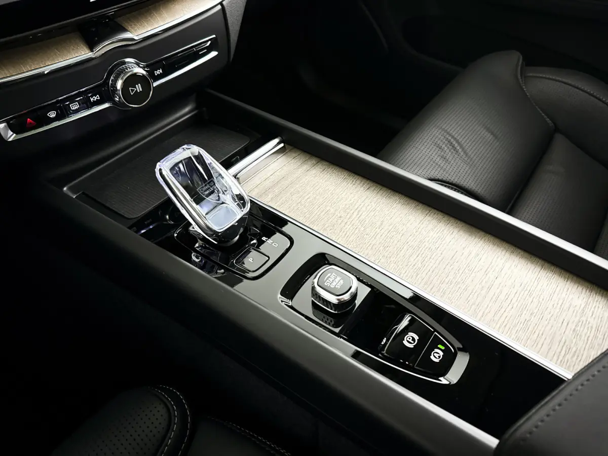 T6 Plug-in hybrid AWD Ultra Dark | SOH 100% | Panoramadak | 360° camera | Bowers & Wilkins | Luchtvering | Head-up display | Stoelventilatie | Trekhaak