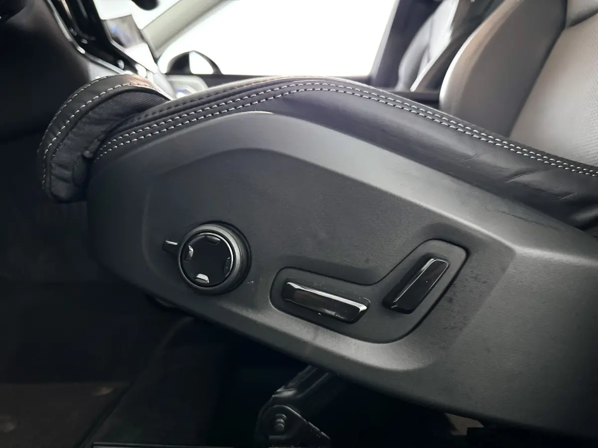 T6 Plug-in hybrid AWD Ultra Dark | SOH 100% | Panoramadak | 360° camera | Bowers & Wilkins | Luchtvering | Head-up display | Stoelventilatie | Trekhaak