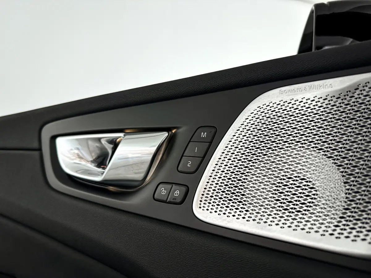 T6 Plug-in hybrid AWD Ultra Dark | SOH 100% | Panoramadak | 360° camera | Bowers & Wilkins | Luchtvering | Head-up display | Stoelventilatie | Trekhaak