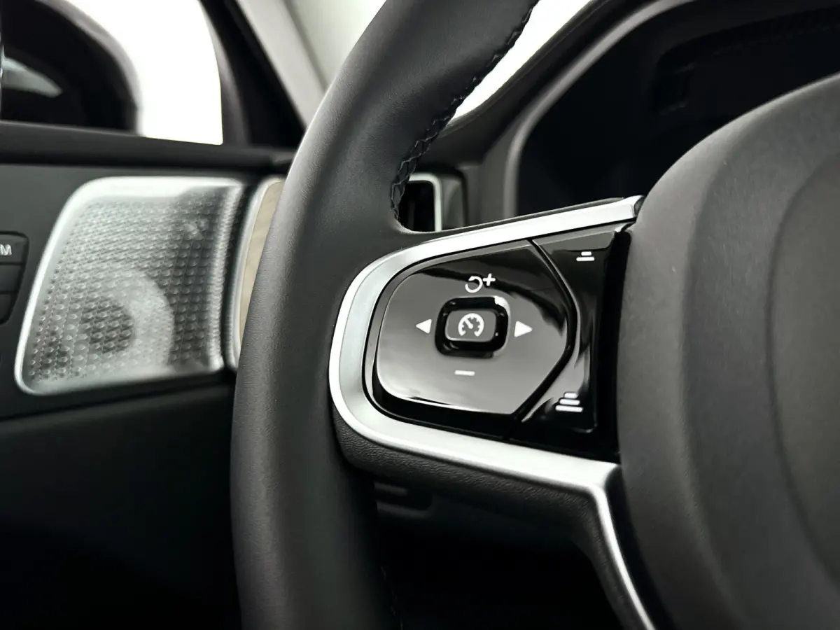 T6 Plug-in hybrid AWD Ultra Dark | SOH 100% | Panoramadak | 360° camera | Bowers & Wilkins | Luchtvering | Head-up display | Stoelventilatie | Trekhaak