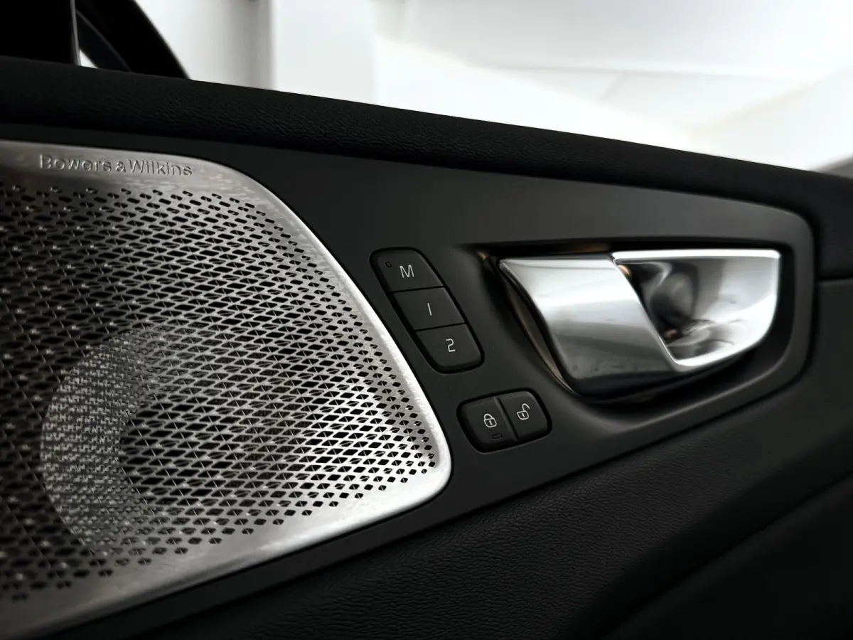 T6 Plug-in hybrid AWD Ultra Dark | SOH 100% | Panoramadak | 360° camera | Bowers & Wilkins | Luchtvering | Head-up display | Stoelventilatie | Trekhaak