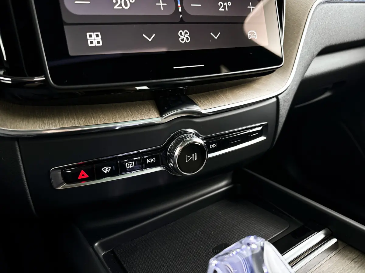 T6 Plug-in hybrid AWD Ultra Dark | SOH 100% | Panoramadak | 360° camera | Bowers & Wilkins | Luchtvering | Head-up display | Stoelventilatie | Trekhaak