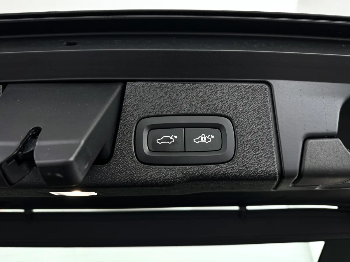 T6 Plug-in hybrid AWD Ultra Dark | SOH 100% | Panoramadak | 360° camera | Bowers & Wilkins | Luchtvering | Head-up display | Stoelventilatie | Trekhaak