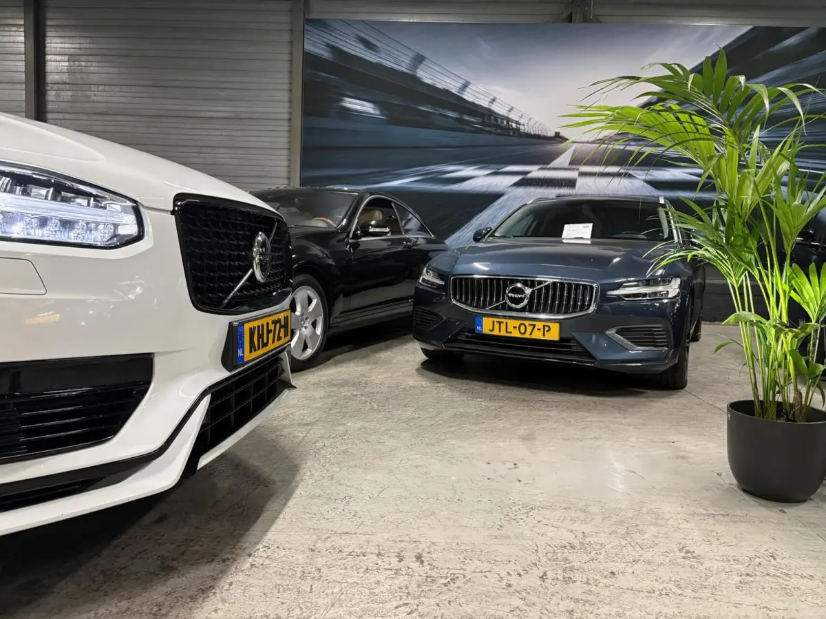 2.0 T8 Recharge AWD Ultimate Dark | Massage | Trekhaak | Pano | HUD | Luchtvering