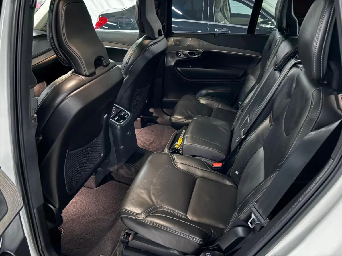 2.0 T8 Recharge AWD Ultimate Dark | Massage | Trekhaak | Pano | HUD | Luchtvering