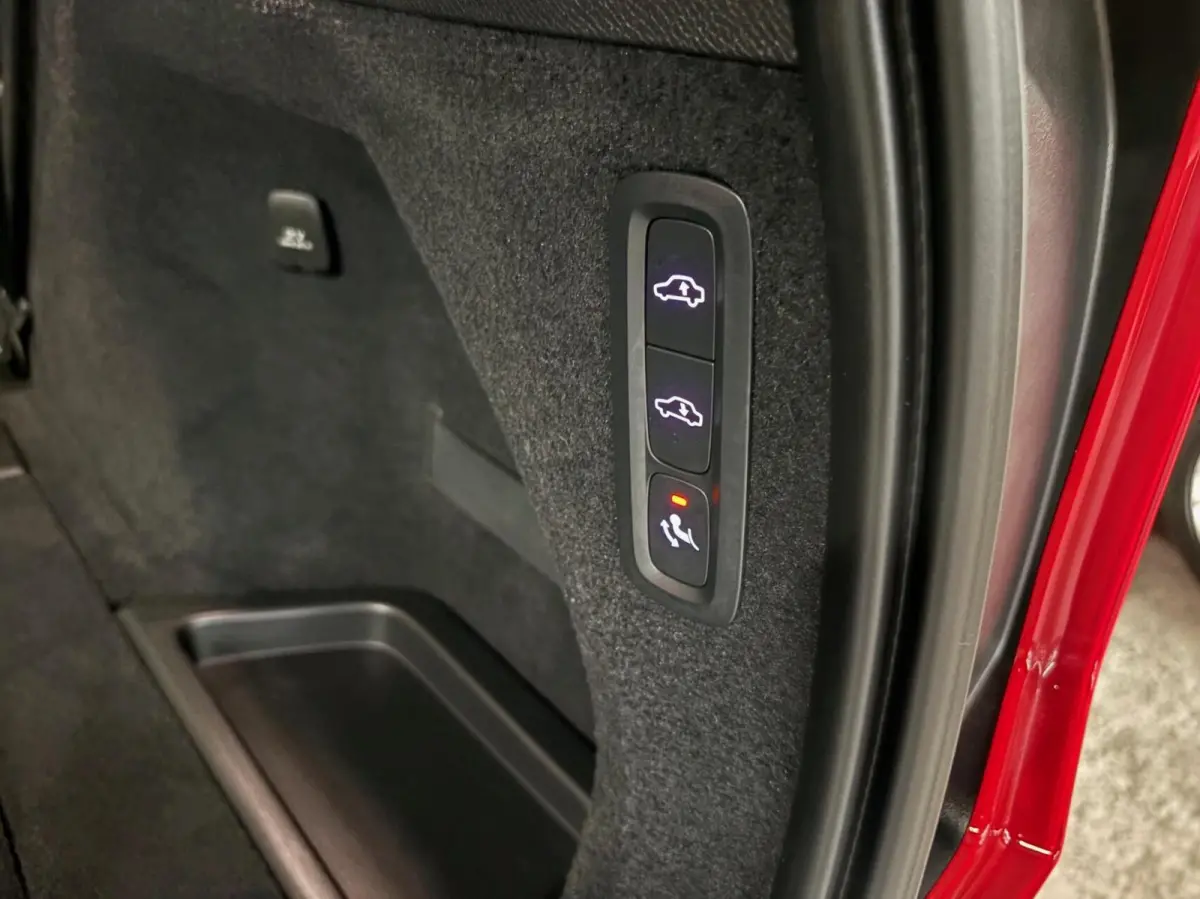 2.0 T8 Recharge AWD Ultimate Dark | Massage | Trekhaak | Pano | HUD | Luchtvering