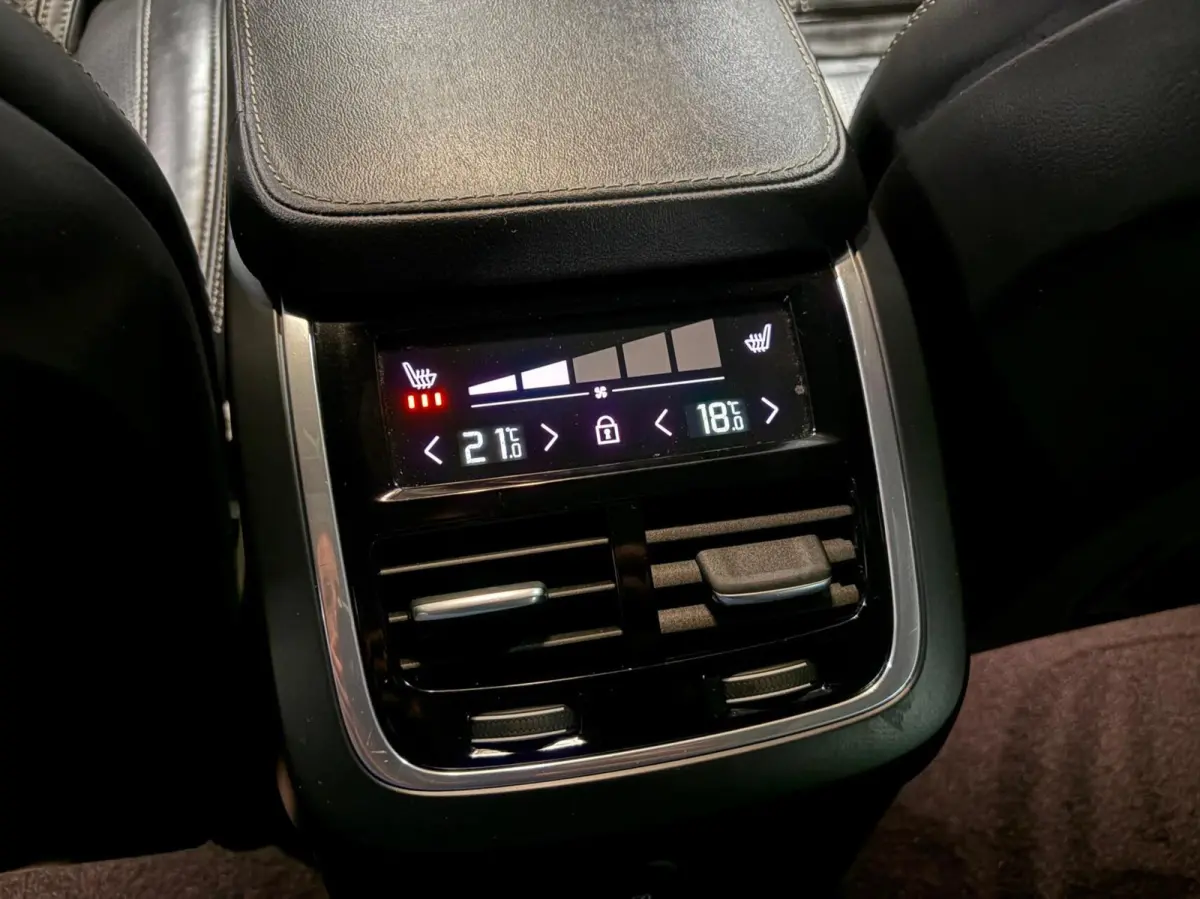 2.0 T8 Recharge AWD Ultimate Dark | Massage | Trekhaak | Pano | HUD | Luchtvering