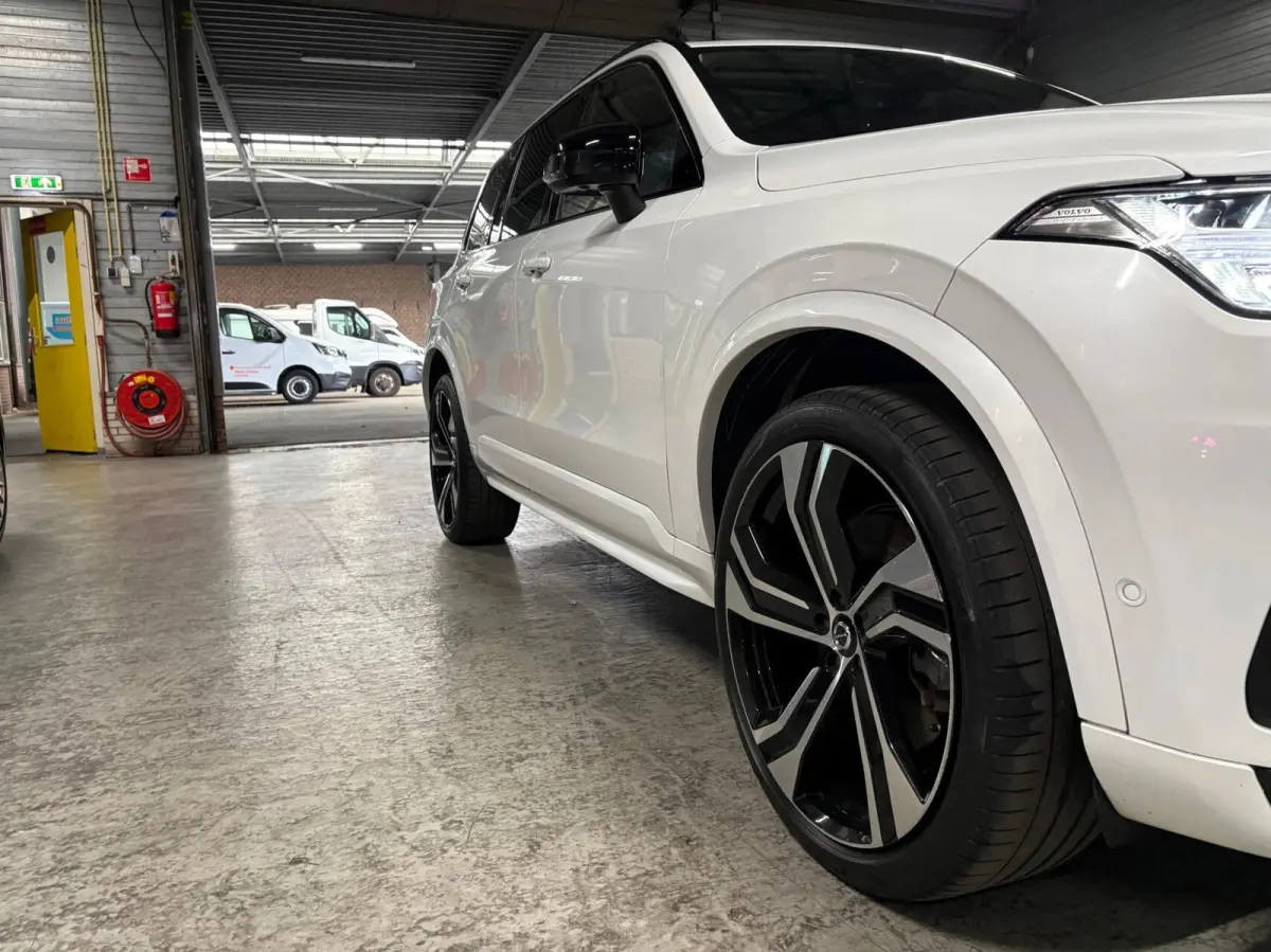 2.0 T8 Recharge AWD Ultimate Dark | Massage | Trekhaak | Pano | HUD | Luchtvering