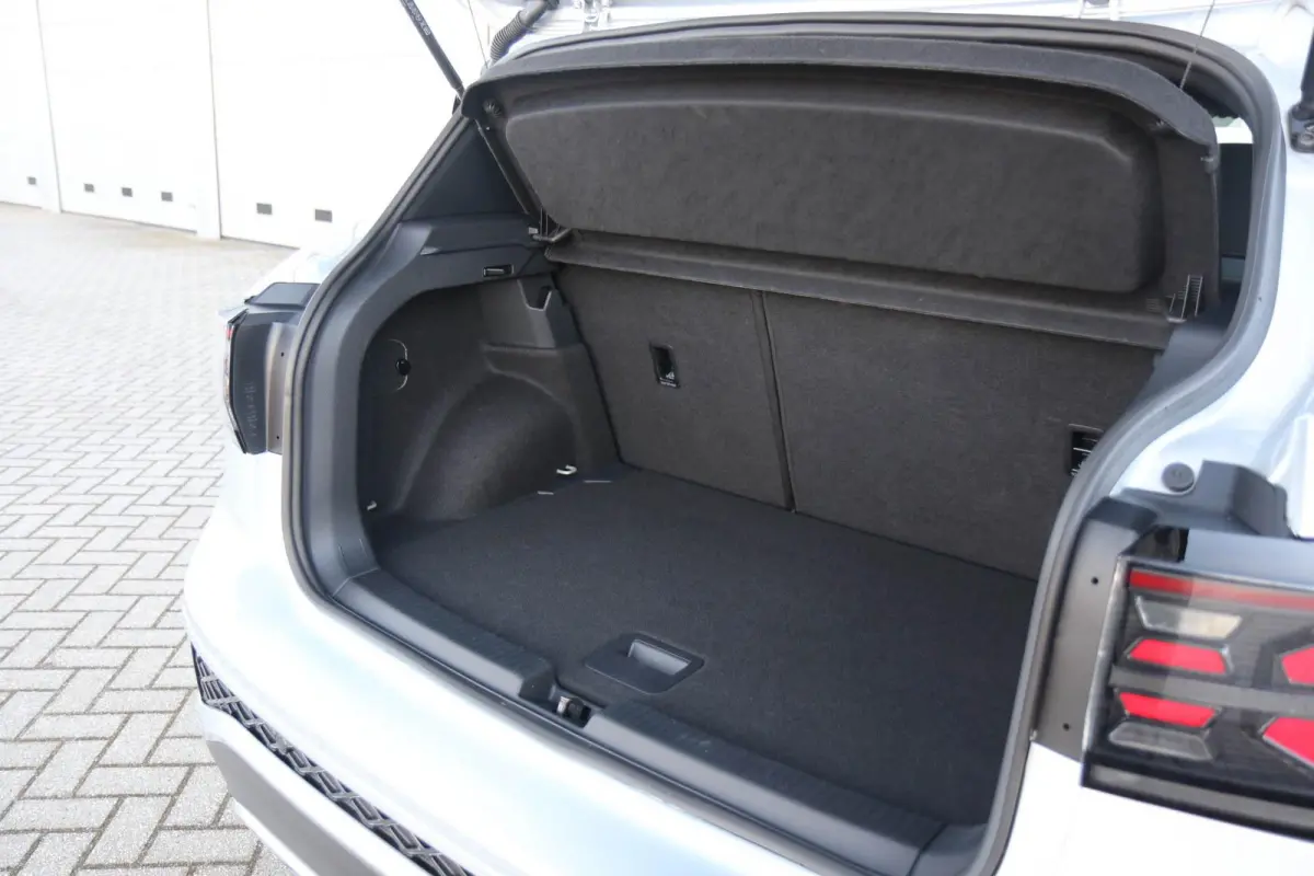 1.5 TSI 150pk DSG R-Line | Navigatie | Achteruitrijcamera | Stoelverwarming | 18" Velgen
