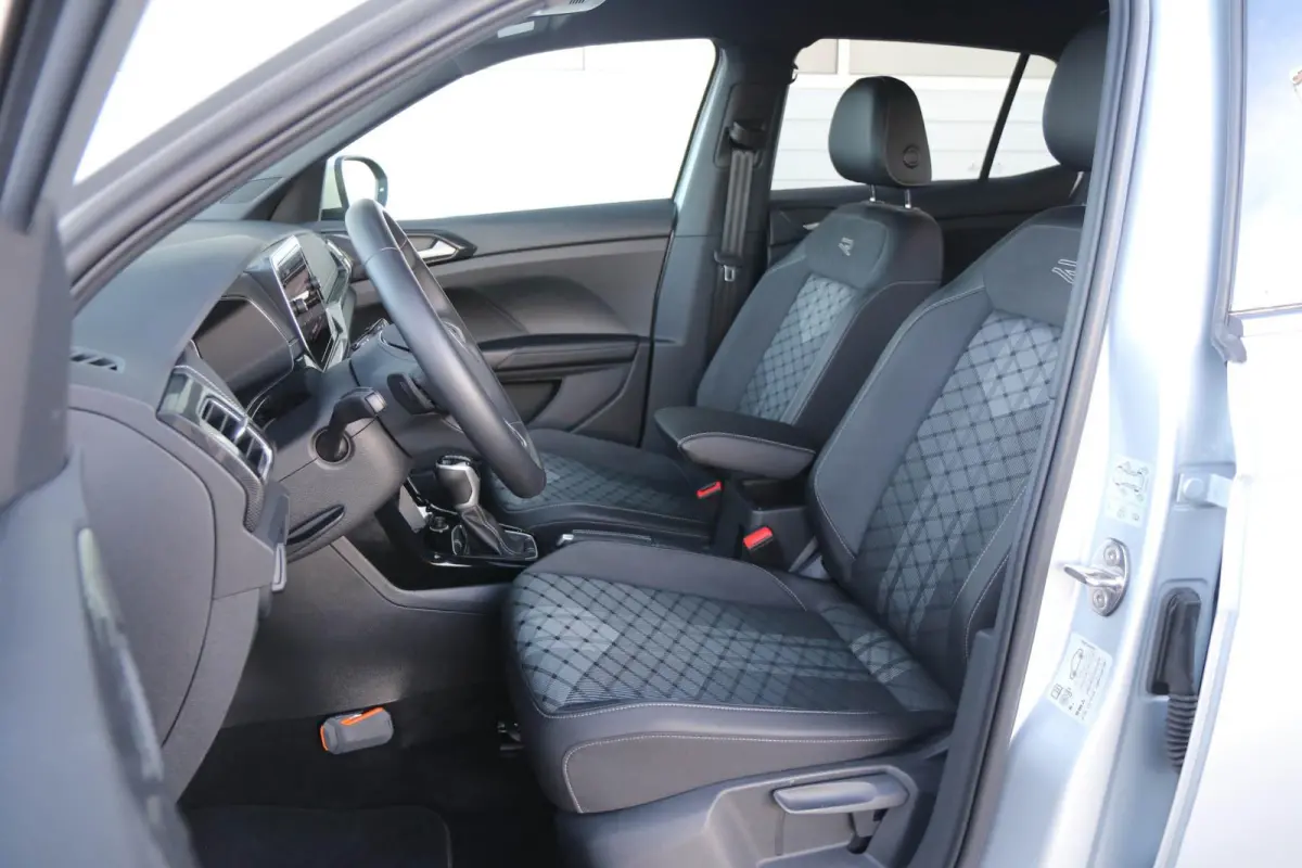 1.5 TSI 150pk DSG R-Line | Navigatie | Achteruitrijcamera | Stoelverwarming | 18" Velgen