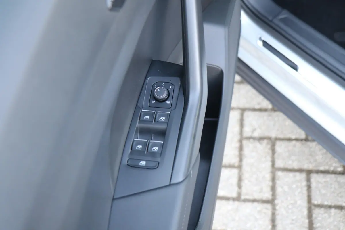 1.5 TSI 150pk DSG R-Line | Navigatie | Achteruitrijcamera | Stoelverwarming | 18" Velgen