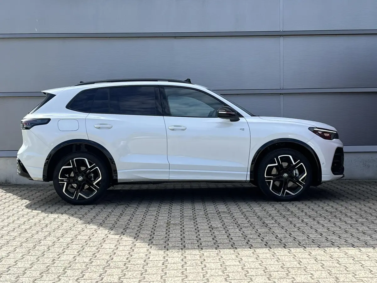 1.5 eHybrid 204pk DSG R-Line Edition | Trekhaak | Panoramadak | Black Style