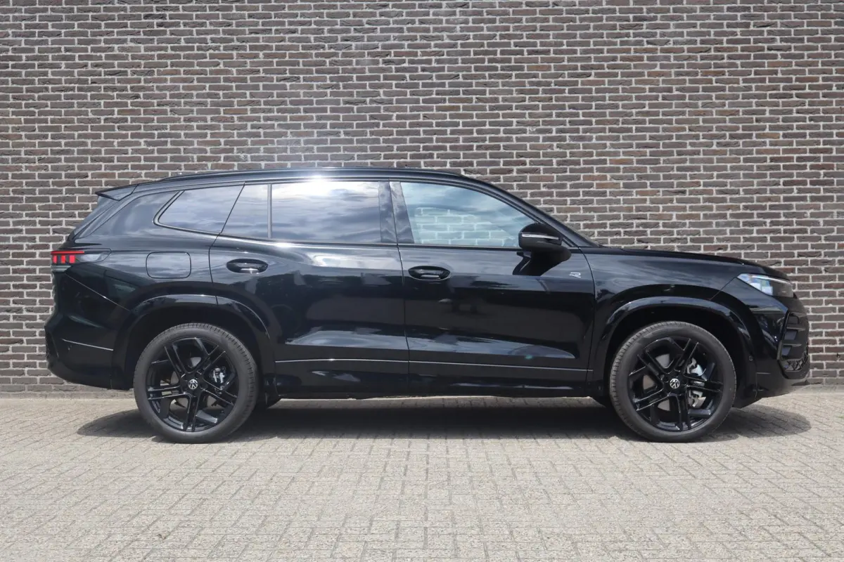 1.5 eHybrid 204pk R-Line Edition | Panoramadak | 20" Velgen | Black Style
