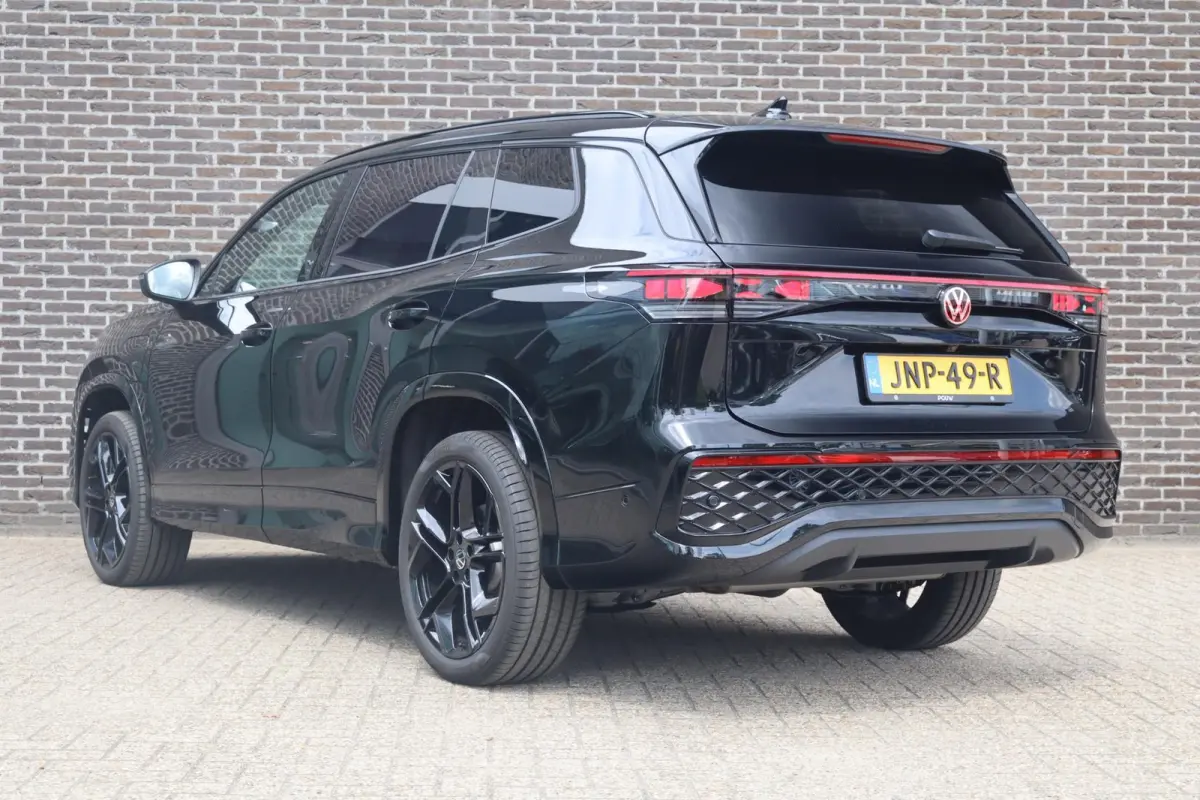 1.5 eHybrid 204pk R-Line Edition | Panoramadak | 20" Velgen | Black Style
