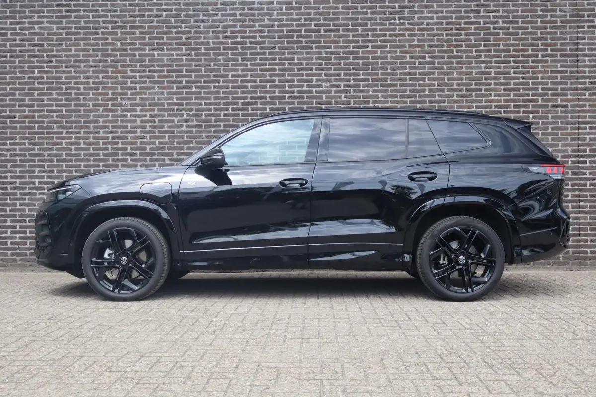 1.5 eHybrid 204pk R-Line Edition | Panoramadak | 20" Velgen | Black Style
