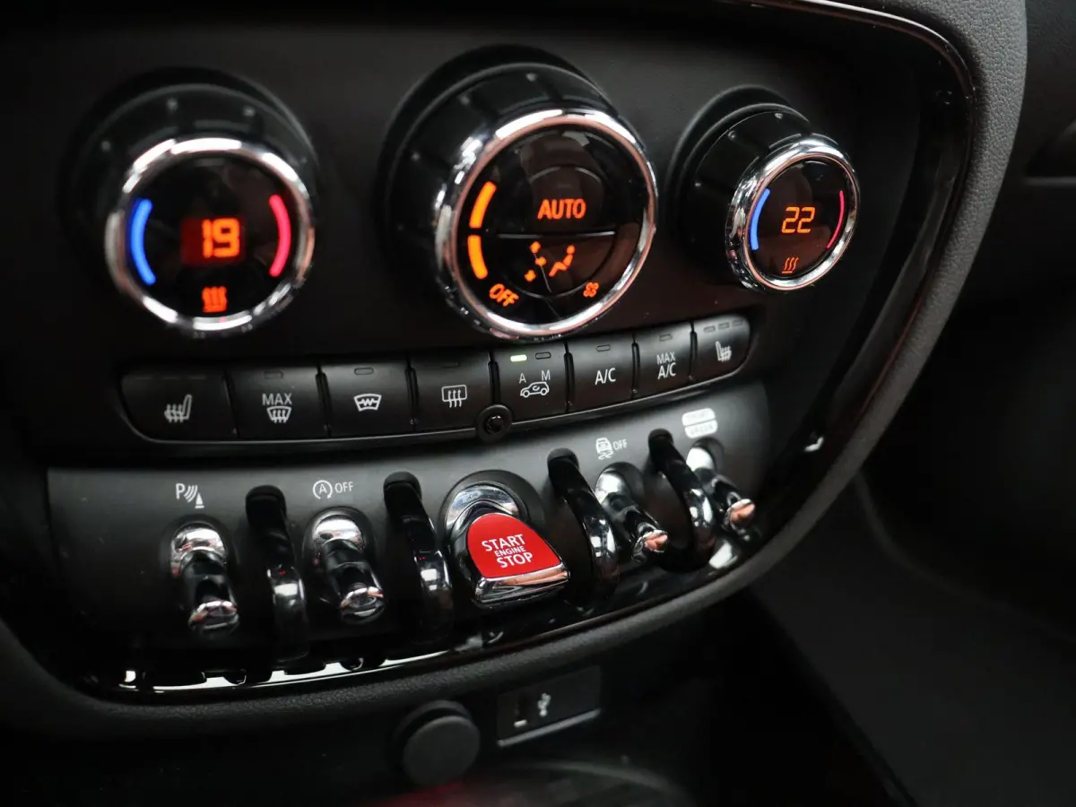 Cooper Richmond Park Edition + Panoramadak + Stoelverwarming + Park Assistant + Harman Kardon + 18''