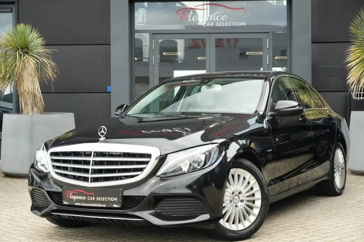 350 e Lease Edition | 279PK | Navi | Trekhaak | AIRMATIC | Camera | Mercedes-Benz C-Klasse 350 e Lease Edition 279 PK Plug-in Hybrid met 2.0 viercilinder, navigatie, afneembare trekhaak, AIR