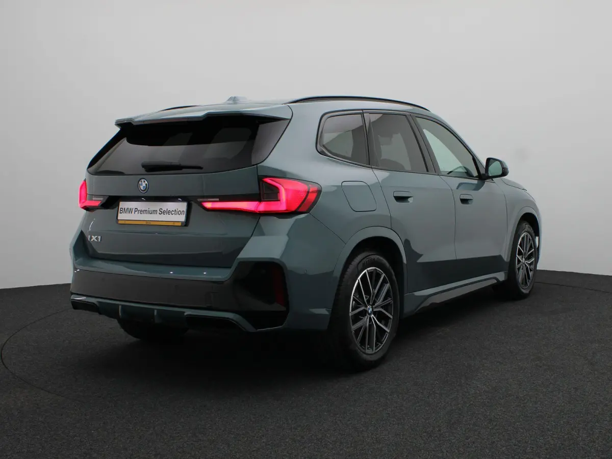 eDrive20 M Sport Edition | SoH 100% | Premium Pack | Travel Pack | Stuurwielrand Verwarmd | Trekhaak | Panoramadak | Driving Assistant Plus | Harman Kardon | 18''