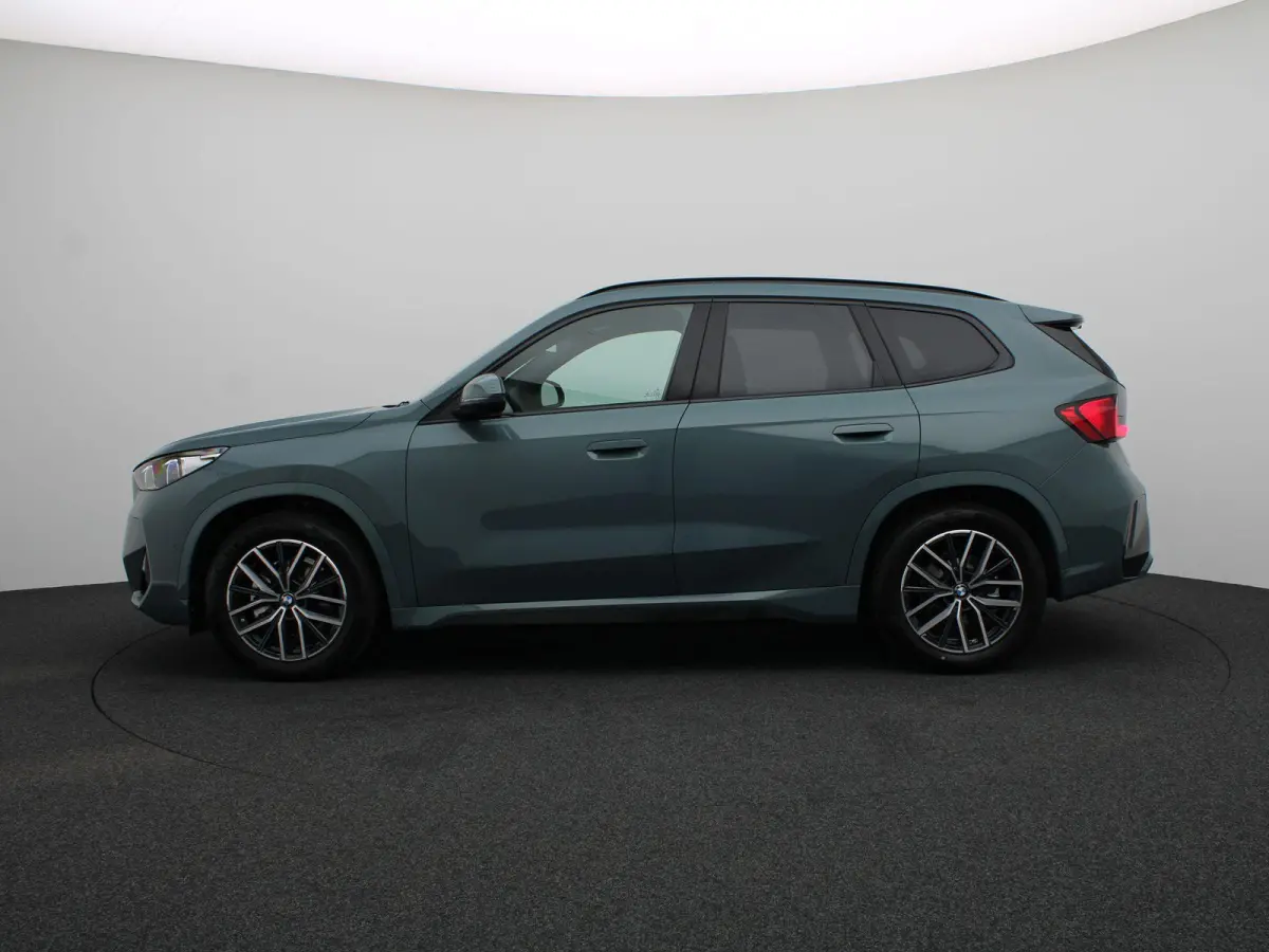 eDrive20 M Sport Edition | SoH 100% | Premium Pack | Travel Pack | Stuurwielrand Verwarmd | Trekhaak | Panoramadak | Driving Assistant Plus | Harman Kardon | 18''