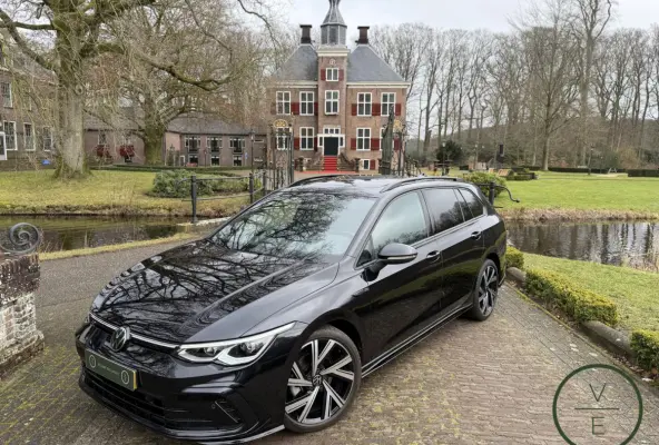 1.5 eTSI R-Line | Pano | IQ-Light | Camera | Adaptive | CarPlay |