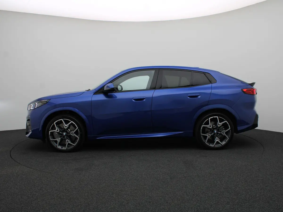 eDrive20 M Sport Edition | M Sportpakket Pro | SoH 100% | Premium Pack | Comfort Pack | Stuurwielrand Verwarmd | Trekhaak | Panoramadak | Harman Kardon | 20''