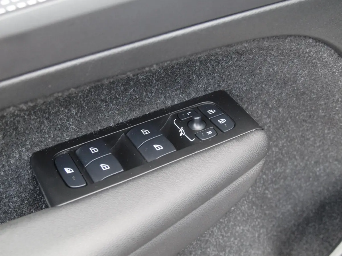 P8 AWD R-Design | SOH 91% | Trekhaak | Parkeersensoren | Apple Carplay | Cruise Control | NL-Auto |