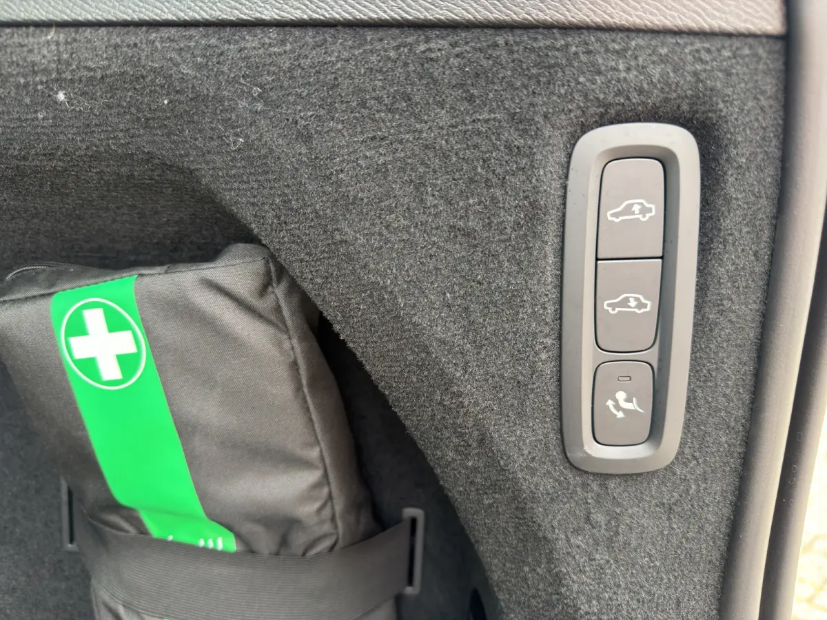 T8 Plug-in hybrid AWD Ultra Dark | Trekhaak | Luchtvering | Massage + Ventilatie | Audio High End | Gelaagde ruiten |