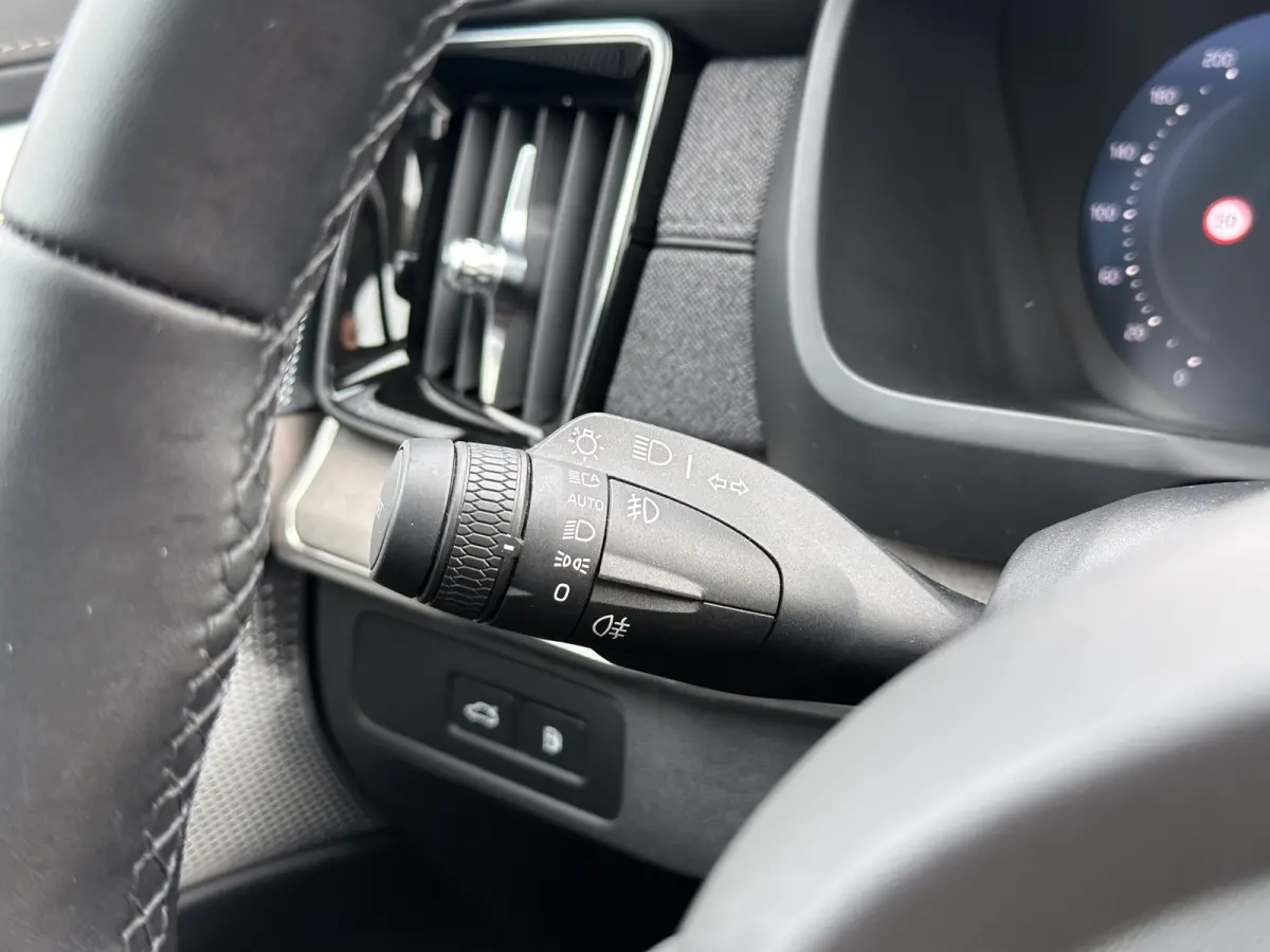 T8 Plug-in hybrid AWD Ultra Dark | Trekhaak | Luchtvering | Massage + Ventilatie | Audio High End | Gelaagde ruiten |