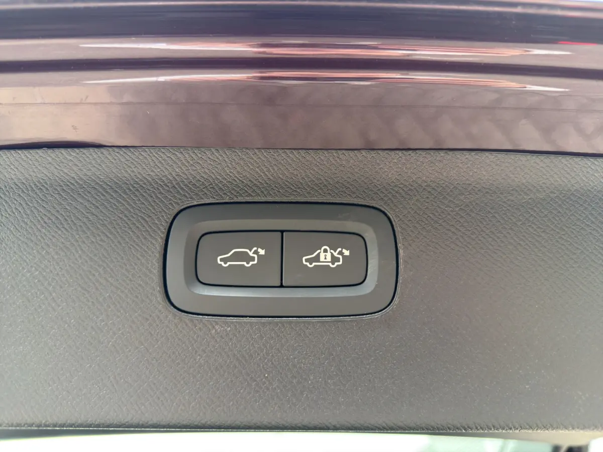 T8 Plug-in hybrid AWD Ultra Dark | Trekhaak | Luchtvering | Massage + Ventilatie | Audio High End | Gelaagde ruiten |