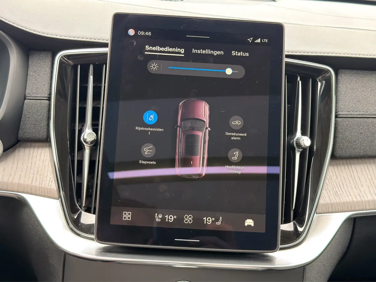 T8 Plug-in hybrid AWD Ultra Dark | Trekhaak | Luchtvering | Massage + Ventilatie | Audio High End | Gelaagde ruiten |