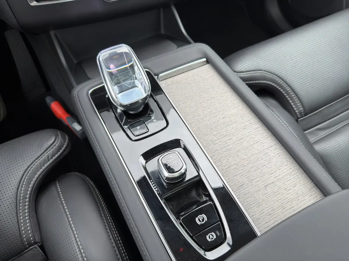 T8 Plug-in hybrid AWD Ultra Dark | Trekhaak | Luchtvering | Massage + Ventilatie | Audio High End | Gelaagde ruiten |