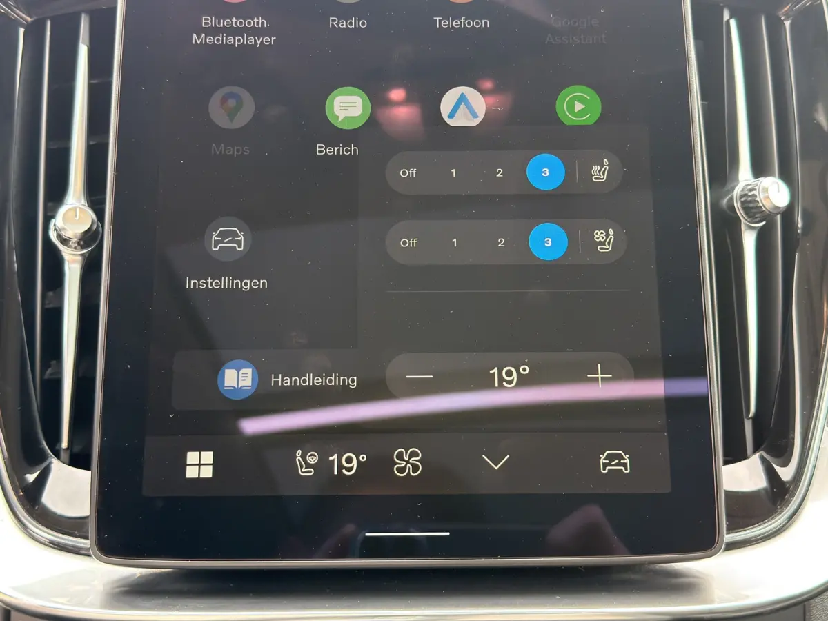 T8 Plug-in hybrid AWD Ultra Dark | Trekhaak | Luchtvering | Massage + Ventilatie | Audio High End | Gelaagde ruiten |