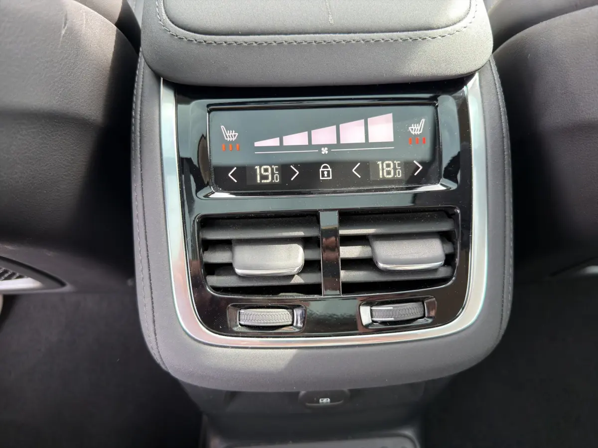 T8 Plug-in hybrid AWD Ultra Dark | Trekhaak | Luchtvering | Massage + Ventilatie | Audio High End | Gelaagde ruiten |