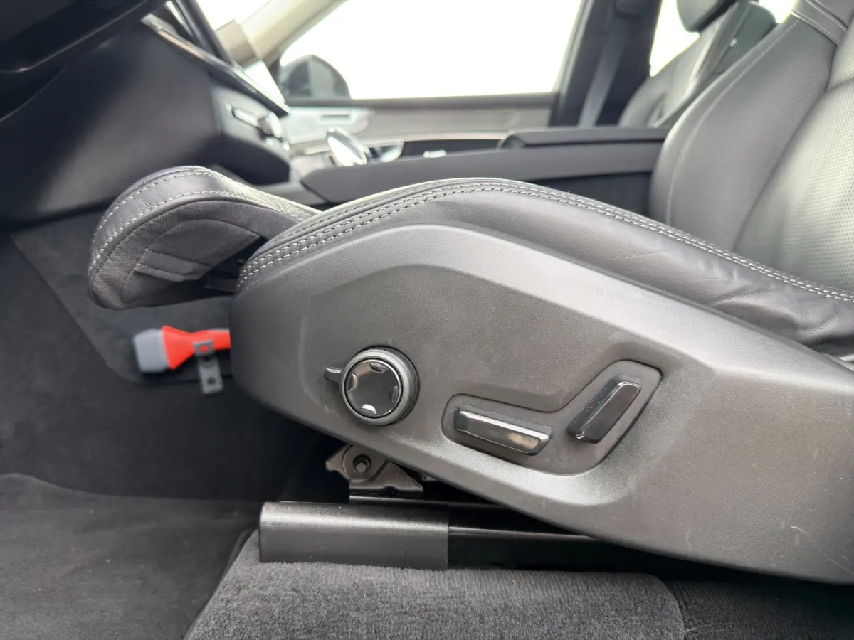 T8 Plug-in hybrid AWD Ultra Dark | Trekhaak | Luchtvering | Massage + Ventilatie | Audio High End | Gelaagde ruiten |