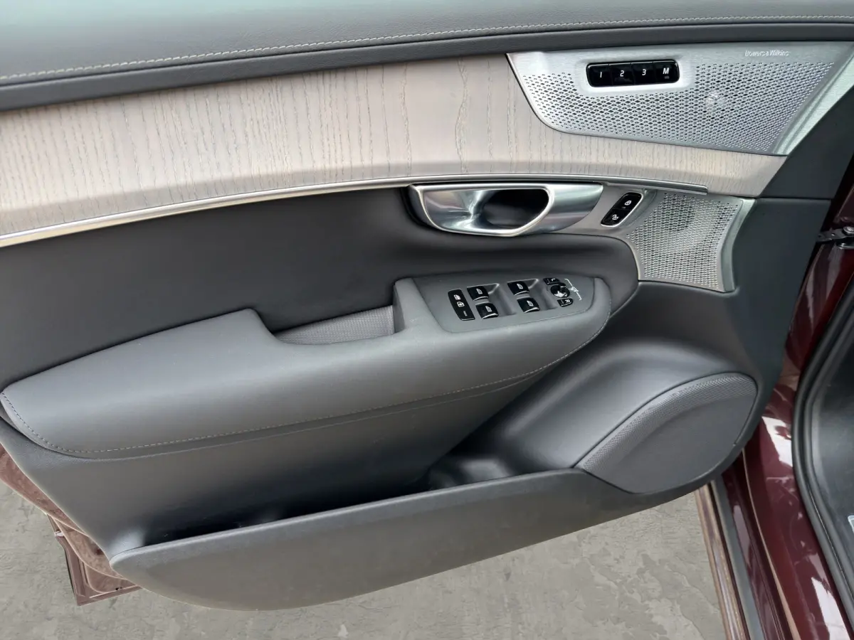 T8 Plug-in hybrid AWD Ultra Dark | Trekhaak | Luchtvering | Massage + Ventilatie | Audio High End | Gelaagde ruiten |