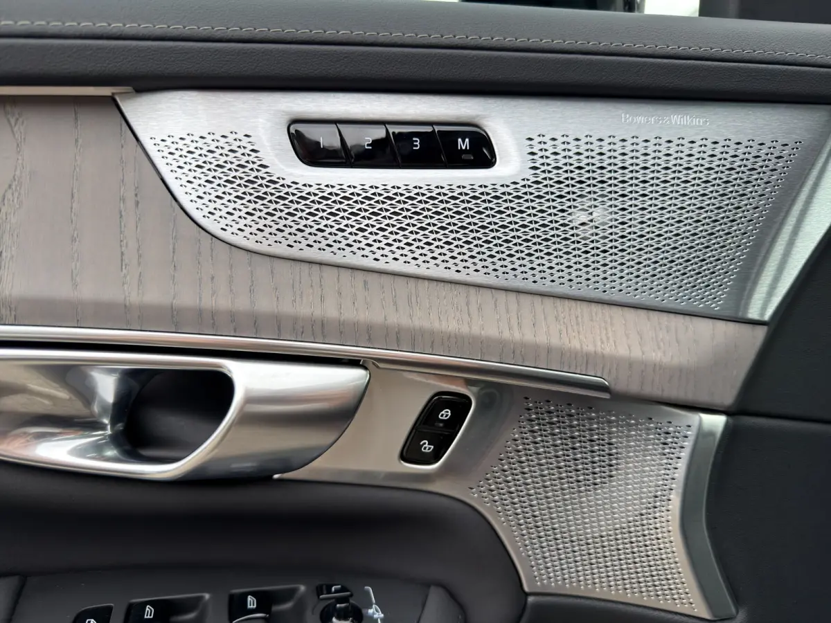 T8 Plug-in hybrid AWD Ultra Dark | Trekhaak | Luchtvering | Massage + Ventilatie | Audio High End | Gelaagde ruiten |