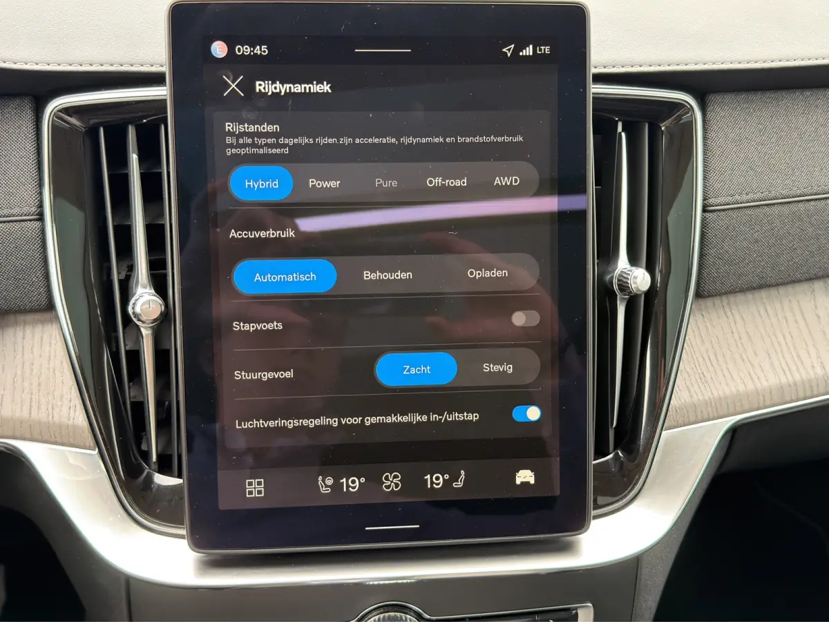 T8 Plug-in hybrid AWD Ultra Dark | Trekhaak | Luchtvering | Massage + Ventilatie | Audio High End | Gelaagde ruiten |