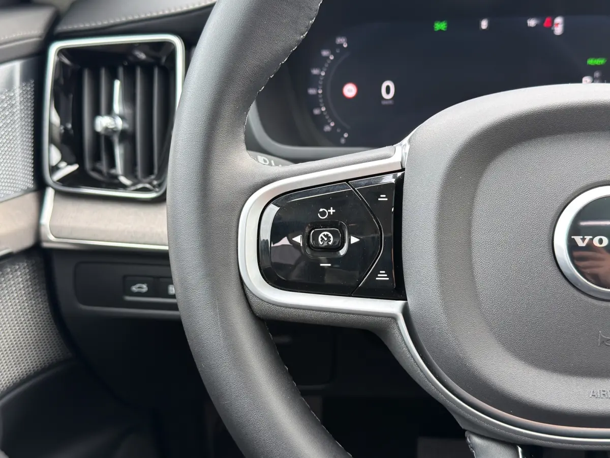 T8 Plug-in hybrid AWD Ultra Dark | Trekhaak | Luchtvering | Massage + Ventilatie | Audio High End | Gelaagde ruiten |