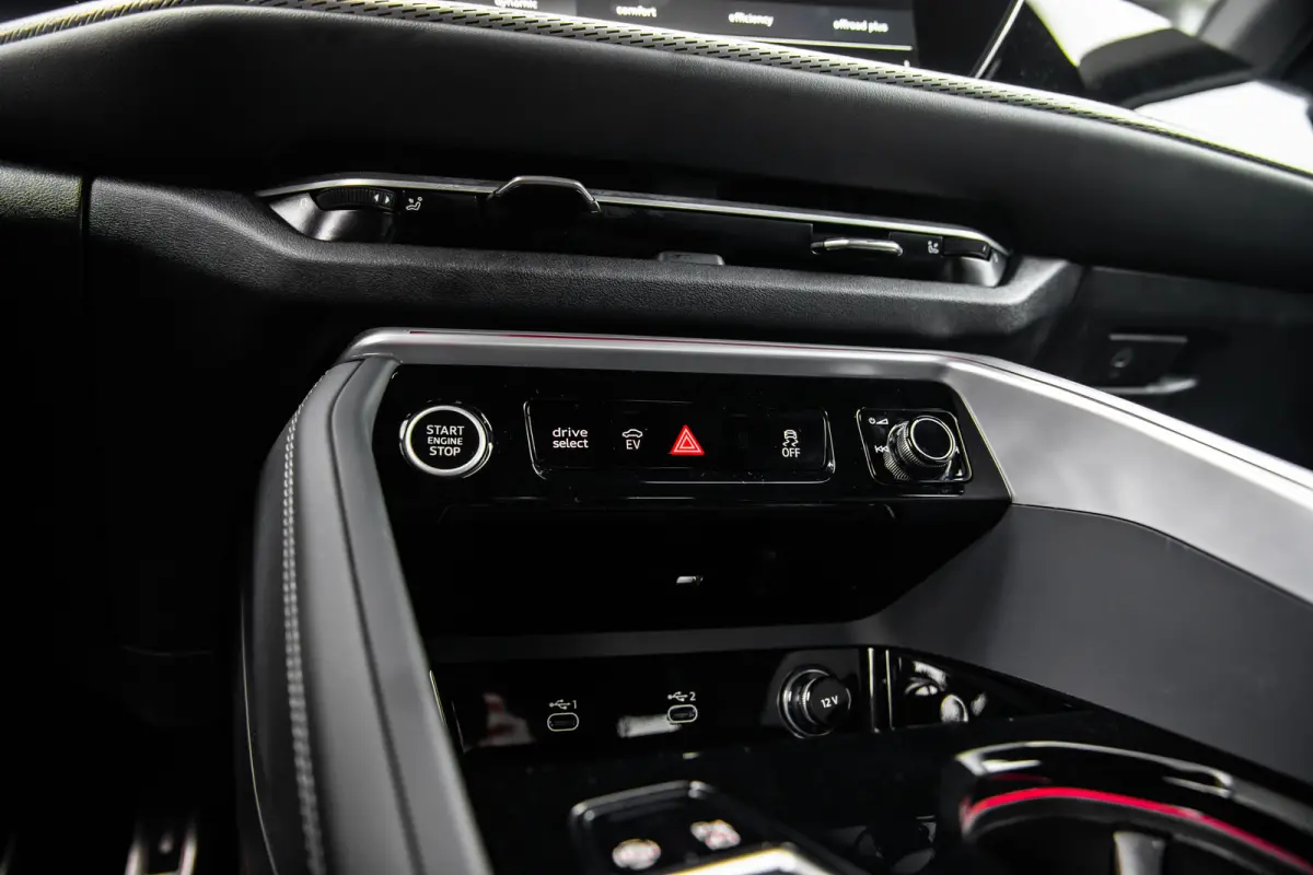 2.0 TFSI e-hybrid quattro S edition Competition | Trekhaak | Achteruitrijcamera | Stoelverwarming | Elektrische Stoelen | | Trekhaak | Achteruitrijcamera | Stoelverwarming | Elektrische Stoe