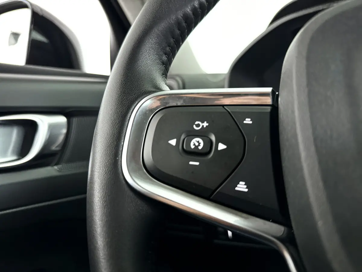 T2 Momentum Core | Parkeercamera | Stoel- en Stuurverwarming | Cruise control | Navigatie