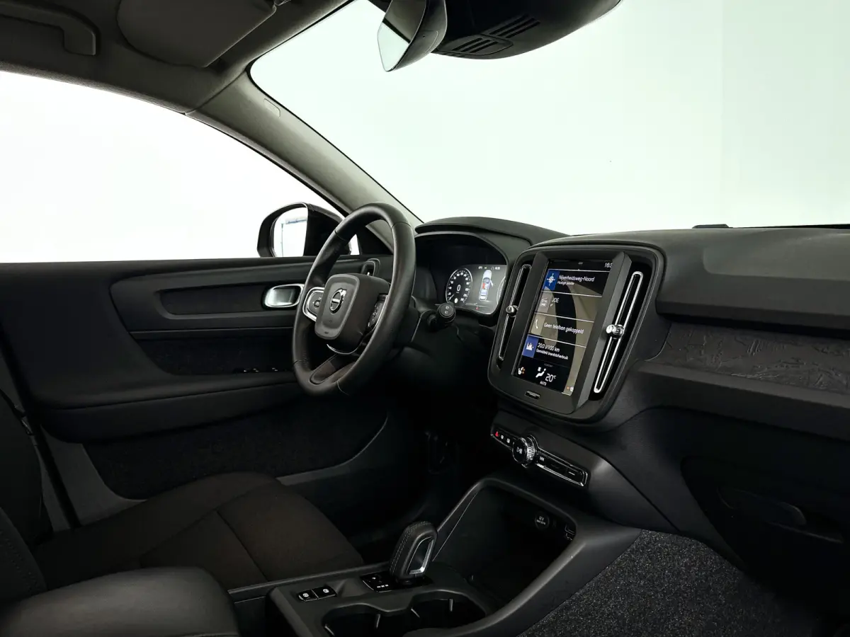 T2 Momentum Core | Parkeercamera | Stoel- en Stuurverwarming | Cruise control | Navigatie