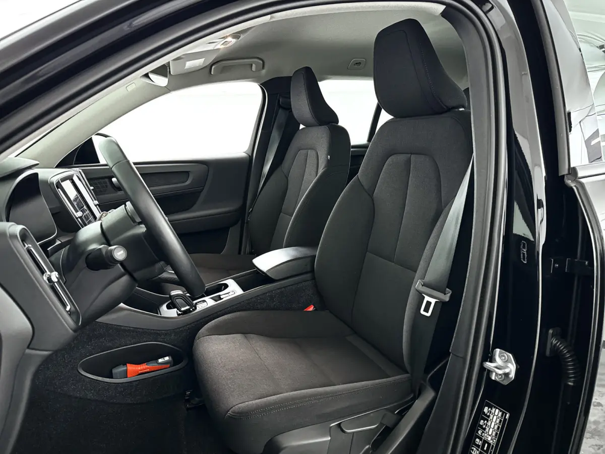 T2 Momentum Core | Parkeercamera | Stoel- en Stuurverwarming | Cruise control | Navigatie