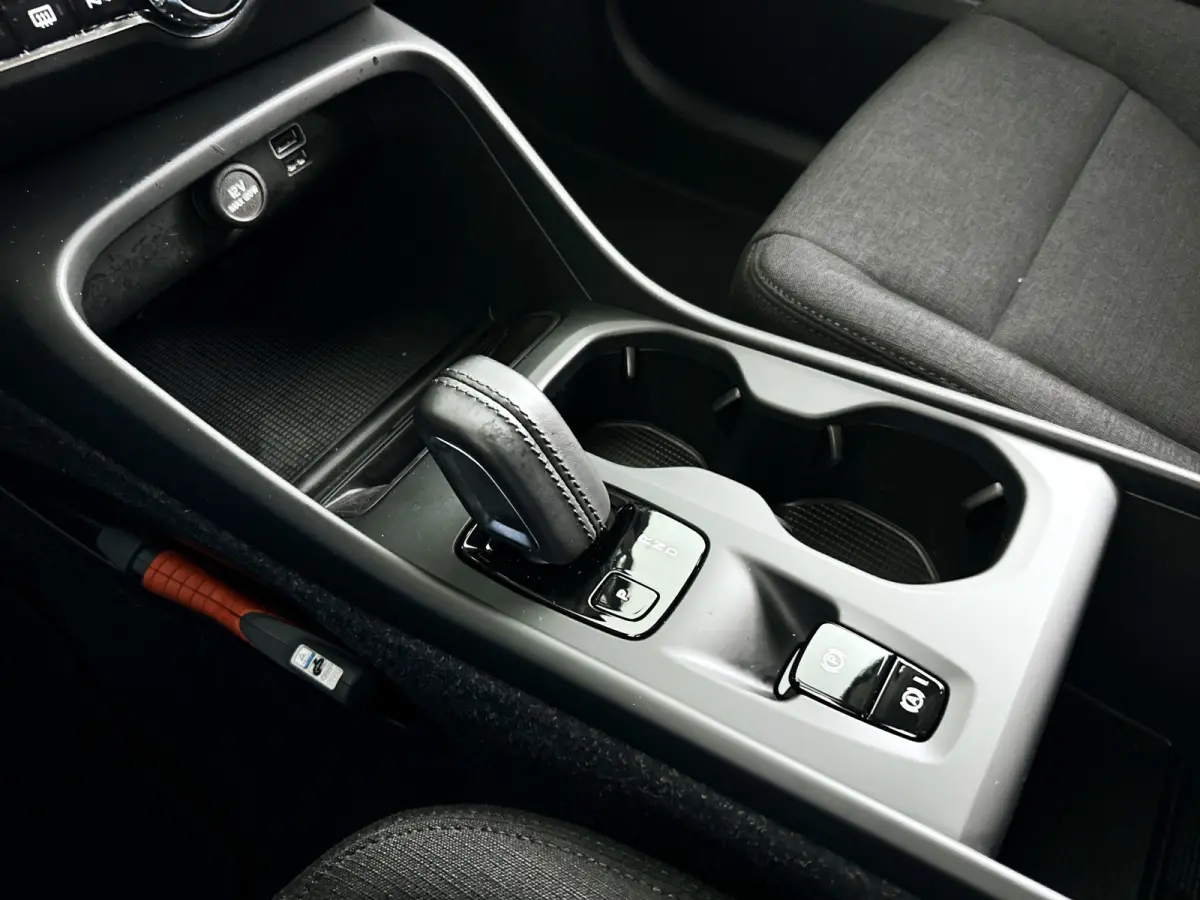 T2 Momentum Core | Parkeercamera | Stoel- en Stuurverwarming | Cruise control | Navigatie